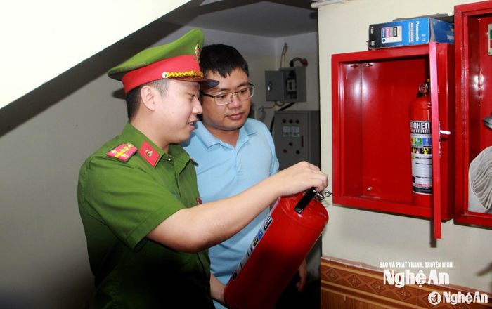 Lực lượng chức năng kiểm tra các thiết bị phòng cháy tại một nhà trọ tại TP. Vinh. Ảnh: tư liệu Quang An