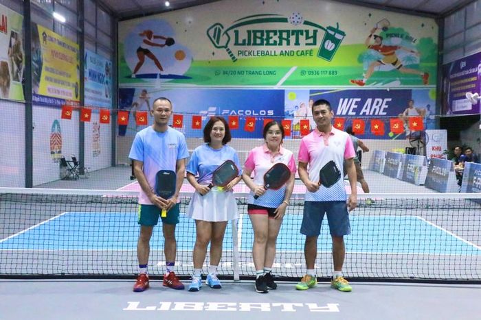  Chị Phạm Ngọc Bảo Trâm, chủ sân Liberty Pickleball and Café (thứ 2 từ trái sang) cùng những khách đánh social pickleball. Ảnh: Lạc Hà 