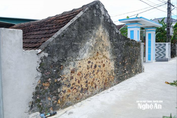 Bức tường được xây bằng những viên gạch làm từ xỉ sắt ở làng Nho Lâm xã Tân Châu . Ảnh: Đình Tuyên