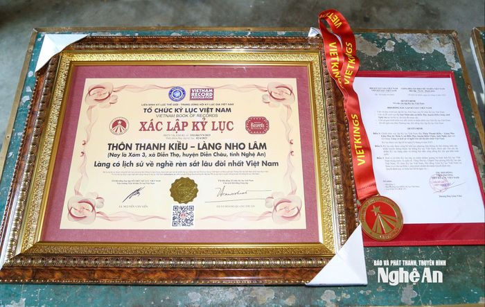 Bằng xác lập kỷ lục Việt Nam về làng có nghề rèn sắt lâu đời nhất tại xã Diễn Thọ (cũ). Ảnh: Đình Tuyên