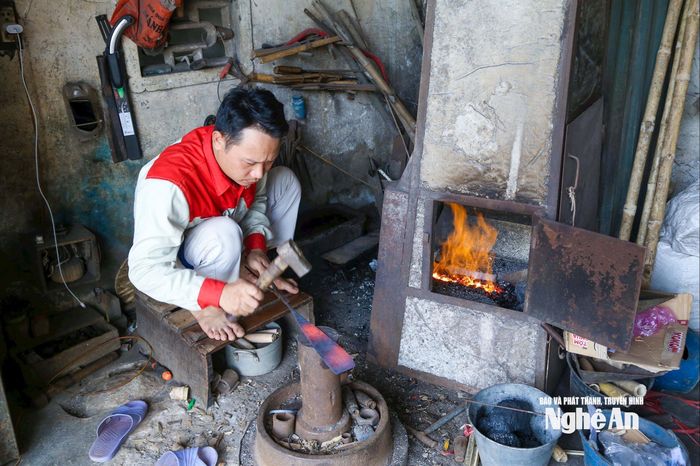 Một người trẻ làm nghề rèn tại làng Nho Lâm. Ảnh: Đình Tuyên