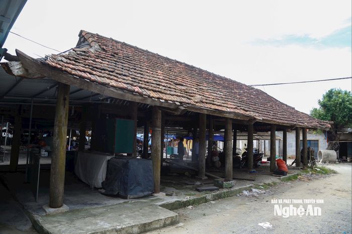 Đình làng Nho Lâm xuống cấp và trở thành nơi họp chợ. Ảnh: Đình Tuyên