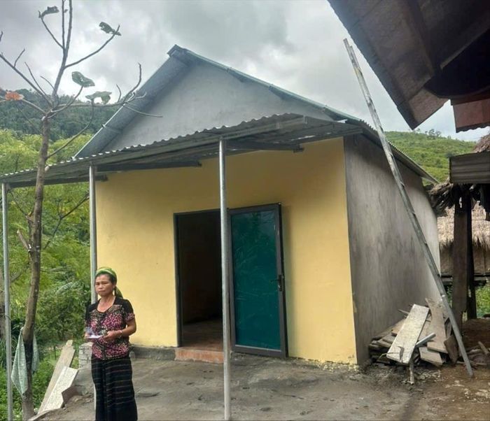 Bà Moong Thị Lan trước căn nhà mới vừa được chính quyền xã Nhôn Mai bàn giao chiều 16/9. Ảnh CSCC