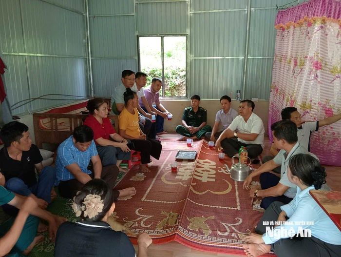 Người dân đến chung vui