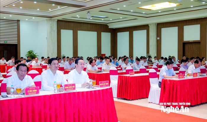 Các đồng chí lãnh đạo tỉnh Nghệ An tham dự hội nghị. Ảnh: Phạm Bằng