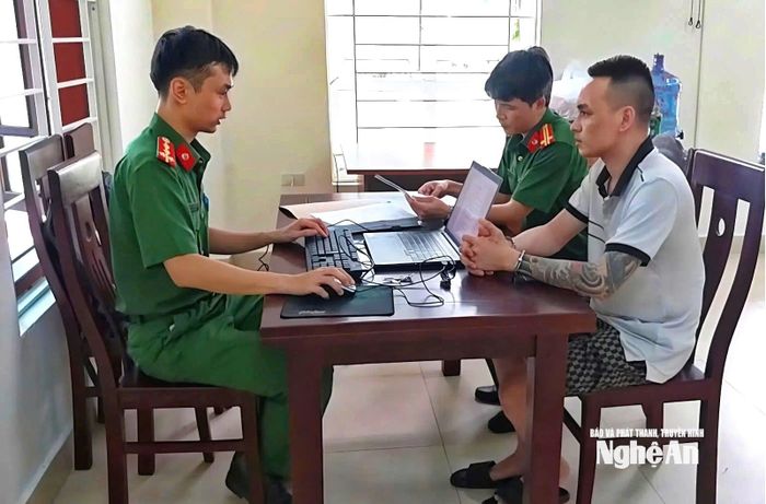 Đối tượng Lê Minh Dũng bị cơ quan công an thẩm vấn. Ảnh: Tư liệu
