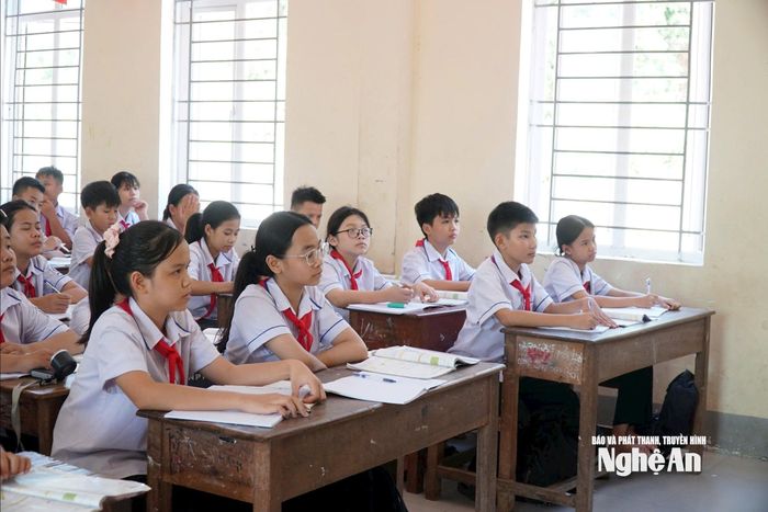 Từ năm học này học sinh trong hệ thống giáo dục công lập sẽ được miễn hoàn toàn học phí. Ảnh: Mỹ Hà