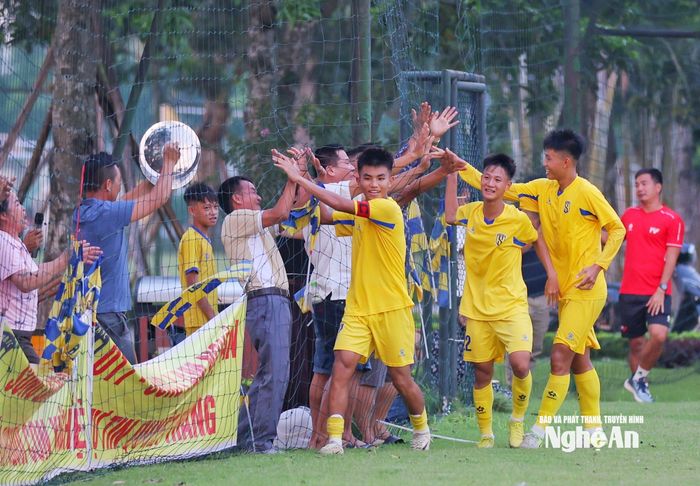 U17 SLNA rộng cửa vào Tứ kết. Ảnh: Đức Anh
