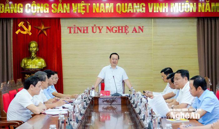 Đồng chí Nguyễn Đức Trung - Bí thư Tỉnh ủy chủ trì cuộc họp của Thường trực Tỉnh ủy. Ảnh: Phạm Bằng