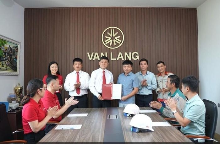 Agribank Chi nhánh Nam Thanh Hóa đồng hành cùng Công ty TNHH Văn Lang Yufukuya giúp doanh nghiệp đẩy mạnh phát triển các dự án xanh góp phần xây dựng nền kinh tế carbon