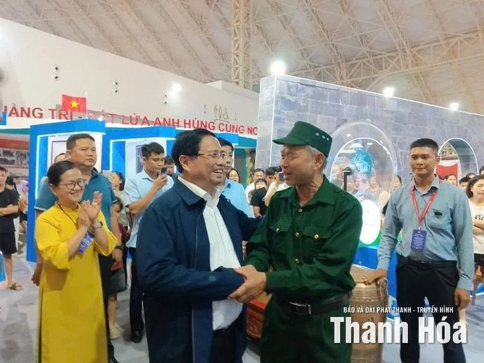 Thủ tướng Chính phủ Phạm Minh Chính tham quan không gian trưng bày của tỉnh Thanh Hóa tại triển lãm.