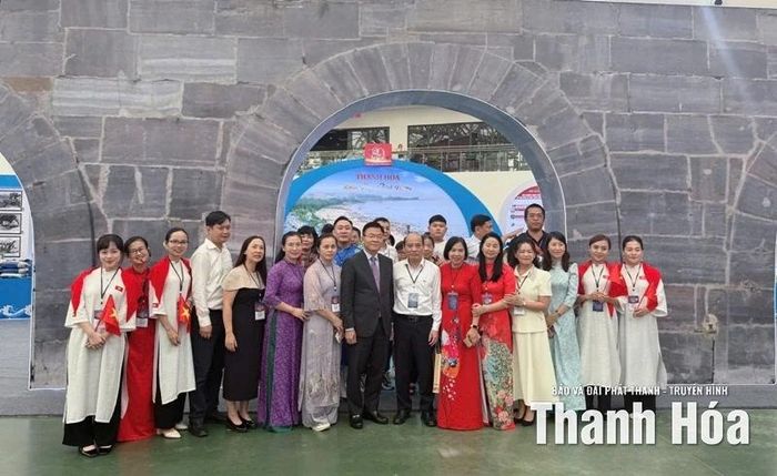 Phó Thủ tướng Chính phủ Lê Thành Long chụp ảnh lưu niệm trước không gian trưng bày của tỉnh Thanh Hóa.