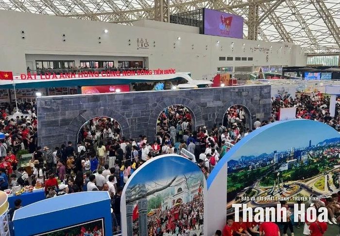 Đông đảo du khách thích thú trải nghiệm công nghệ tại gian trưng bày của tỉnh Thanh Hóa.