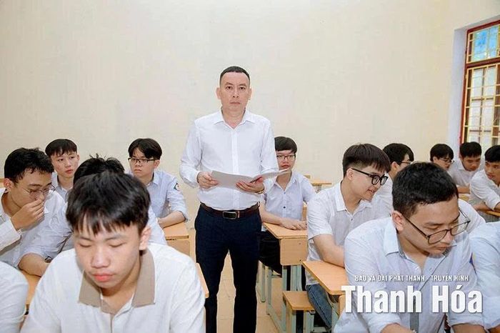 Thầy giáo Trần Anh Tú trong giờ dạy học.