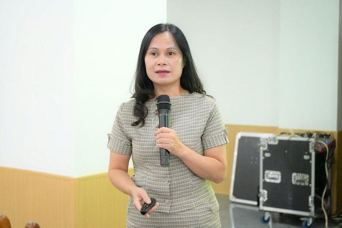 ThS. Nguyễn Thu Hương, Trưởng phòng Nghiệp vụ Quỹ Phòng, chống tác hại thuốc lá (Bộ Y tế) trình bày báo cáo tổng quan, nhấn mạnh vai trò phối hợp đồng bộ giữa các cấp, ngành và địa phương trong công tác phòng, chống tác hại thuốc lá