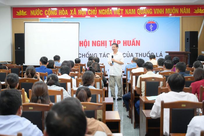 Tại Hội nghị, GS.TS Nguyễn Văn Kính cung cấp nhiều thông tin khoa học mới nhất về tác hại của thuốc lá truyền thống và các loại thuốc lá thế hệ mới