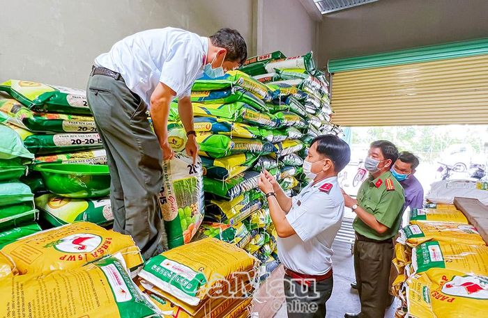 Ngành chức năng kiểm tra các mặt hàng phân, thuốc, lúa giống.