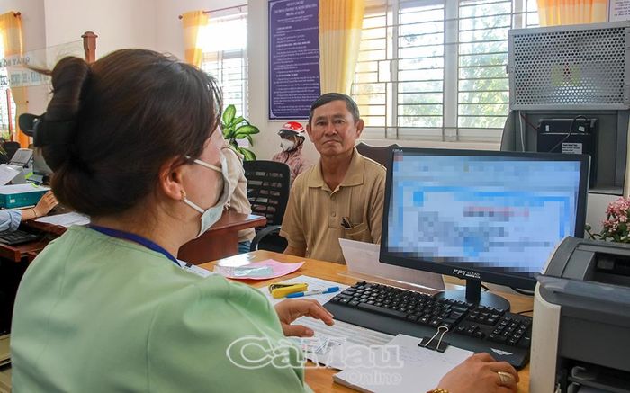 Công chức quyết liệt giải quyết TTHC nhanh gọn cho người dân.