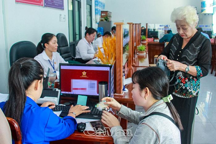 Công chức xã tiếp nhận và giải quyết TTHC cho công dân.