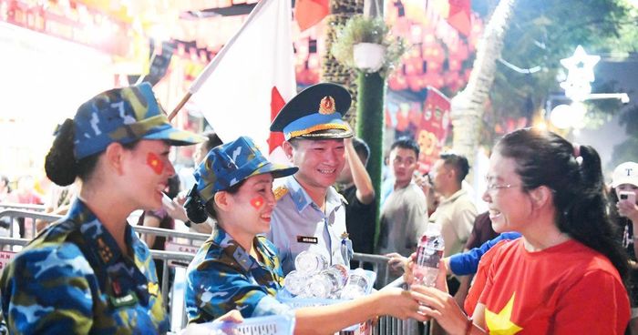 Tình quân dân Hà Nội trong dịp lễ diễu binh, diễu hành Mừng kỷ niệm 80 năm Quốc khánh Việt Nam. Ảnh: Phạm Hùng