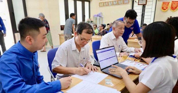 Đoàn Thanh niên phường Phú Thượng, TP Hà Nội hỗ trợ người dân kê khai hồ sơ trợ cấp hưu trí xã hội.