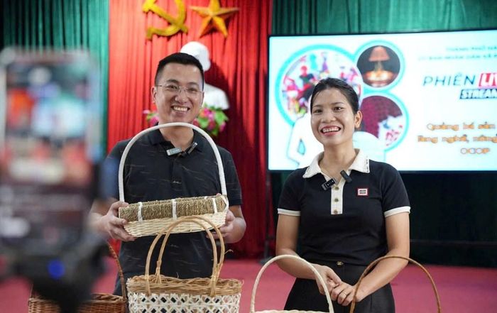 Vợ chồng anh Mạnh - chị Như tại lớp học livestream, nơi họ học cách quảng bá sản phẩm làng nghề bằng công nghệ số
