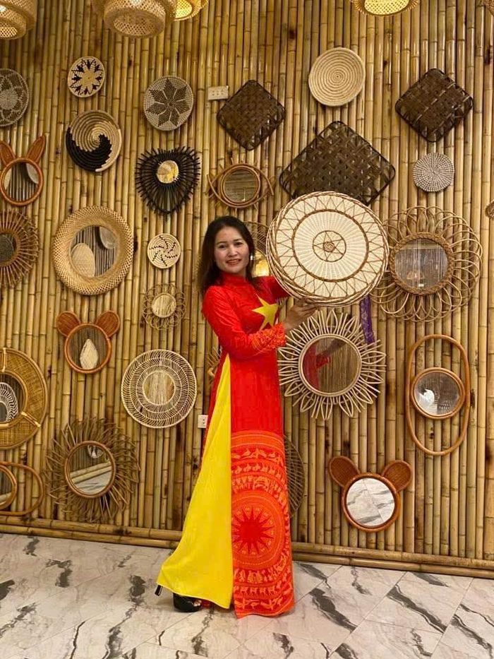 Chị Đặng Kim Thêu bên chiếc nón quai thao làm từ cỏ tế, kết hợp tinh hoa truyền thống và sáng tạo hiện đại