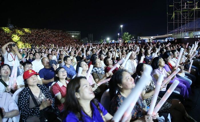 Hàng chục nghìn khán giả cuồng nhiệt đã “vượt nắng, thắng mưa” đến với concert