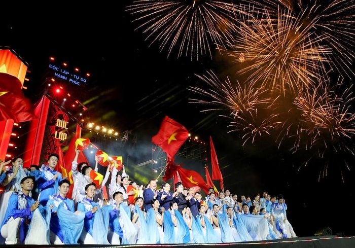 Thủ tướng Phạm Minh Chính, Bộ trưởng Bộ VHTTDL Nguyễn Văn Hùng cùng các đại biểu chúc mừng các nghệ sĩ tham dự concert “Tôi yêu Tổ quốc tôi”