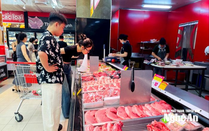 Nhiều người tiêu dùng chọn mua thịt lợn tại các siêu thị, trung tâm thương mại uy tín. Ảnh: Q.A