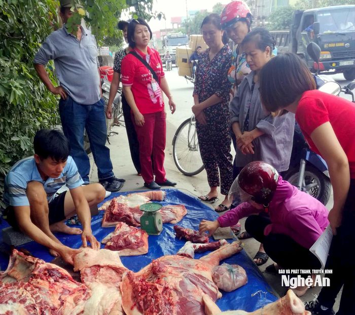 Người dân cần cảnh giác với thịt lợn mổ tự phát trên các tuyến đường. Ảnh: Q.A