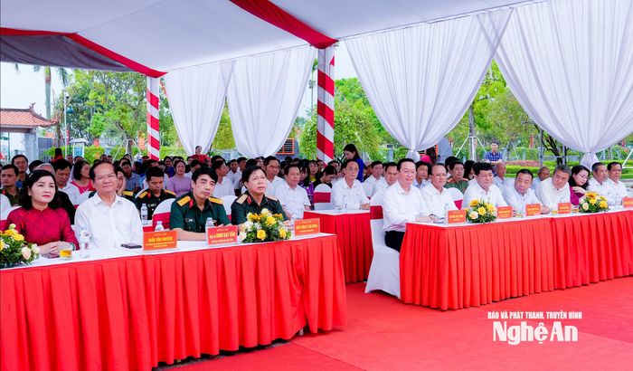 Các đại biểu Quân khu 4, tỉnh Nghệ An, TP. Hồ Chí Minh dự lễ. Ảnh: Phạm Bằng