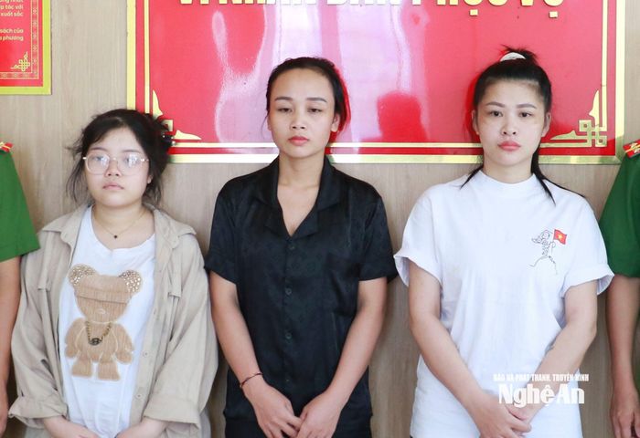 Các đối tượng Vi Thị Lan, Lô Thị Vuông và Lô Thị Nhâm tại cơ quan Công an. Ảnh: Văn Hậu