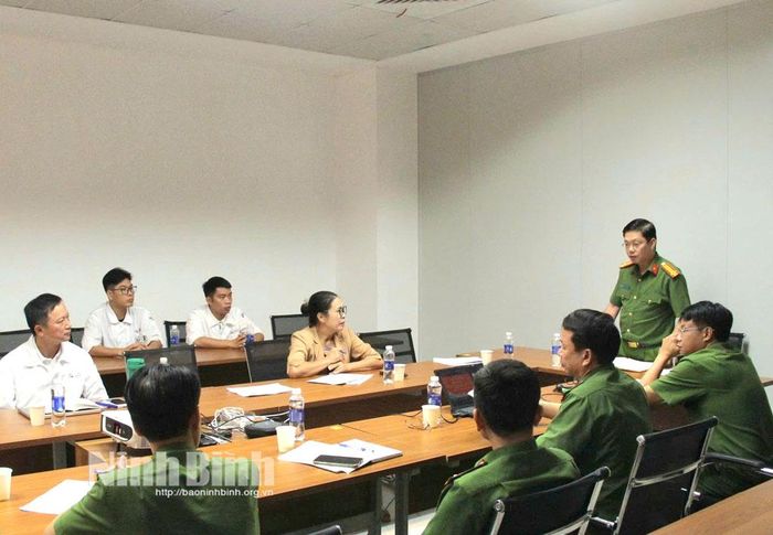 Lãnh đạo Phòng Cảnh sát PCCC và CNCH, Công an tỉnh phát biểu tại hội nghị.