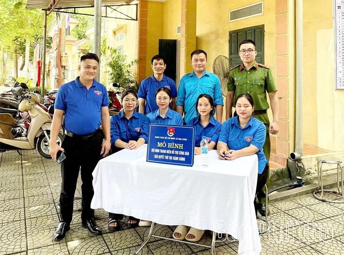 Để hỗ trợ người dân đến thực hiện các giao dịch hành chính, xã Mai Châu đã thành lập mô hình “Thanh niên hỗ trợ người dân làm thủ tục hành chính” một cách hiệu quả, chính xác