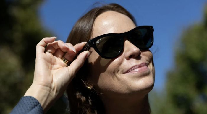Nhân viên Meta trải nghiệm kính thông minh Ray-Ban Meta (Ảnh: Reuters).