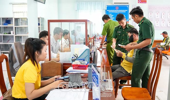 Trực tiếp hướng dẫn cho người dân để các thủ tục được làm nhanh, gọn và đúng thời gian quy định.