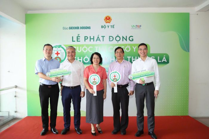 Ban Tổ chức và Ban Giám khảo cùng khách mời chụp ảnh lưu niệm