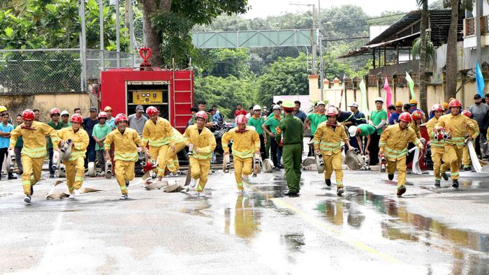 Một số hình ảnh bài kiểm tra “Đội hình máy bơm chữa cháy 2 lăng B phun tiêu điểm”