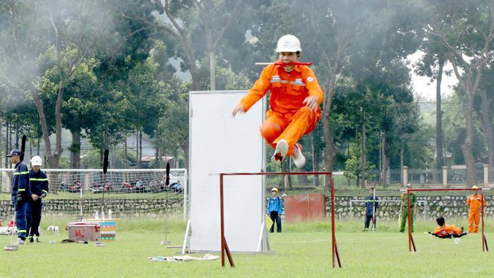 Bài kiểm tra "Đội hình tổng hợp 300m chữa cháy, cứu người, cứu tài sản"