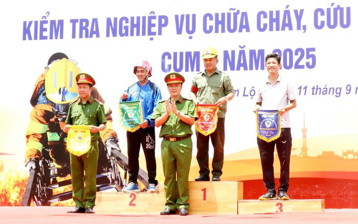 Trao cờ thưởng cho các đội đạt giải ở các cụm thi