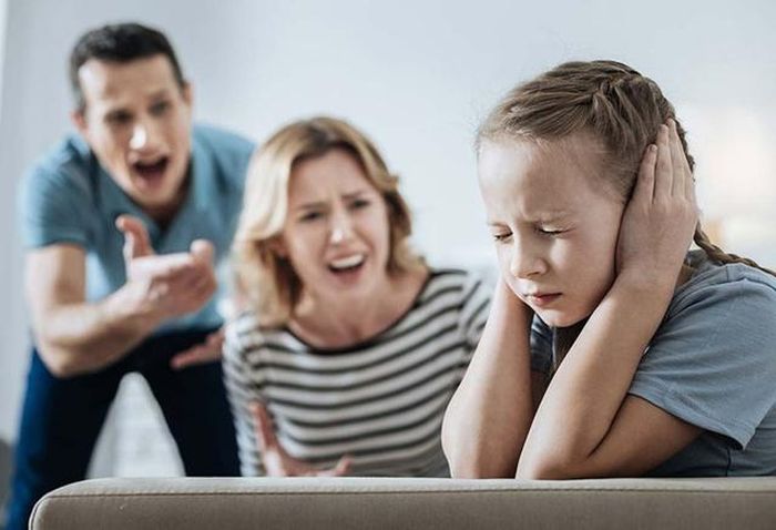 Việc liên tục bắt lỗi sẽ khiến con cảm thấy "mình làm gì cũng không đủ tốt", dần dần phủ nhận bản thân, mất cả dũng khí. Ảnh minh họa