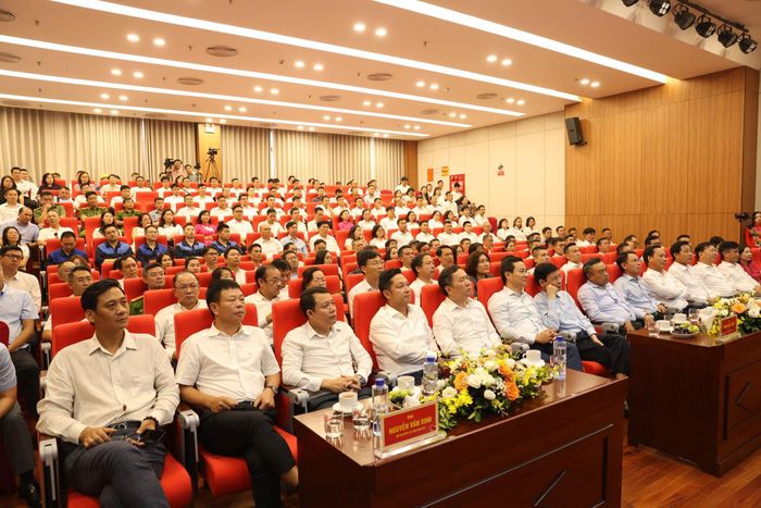 Chủ tịch UBND TP Hà Nội Trần Sỹ Thanh Phó Chủ tịch UBND TP Hà Nội Nguyễn Trọng Đông, Phó Chủ tịch HĐND TP Hà Nội Phạm Quý Tiên cùng nhiều đại biểu là lãnh đạo các cơ quan, đơn vị trên địa bàn TP đến dự lễ khánh thành Nhà máy điện rác Seraphin.