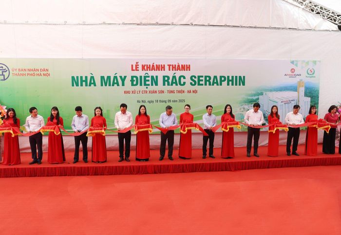 Lãnh đạo TP Hà Nội cùng các đại biểu cắt băng khánh thành Nhà máy điện rác Seraphin.