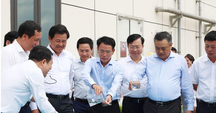 Lãnh đạo TP Hà Nội đi tham quan nhà máy điện rác Seraphin.