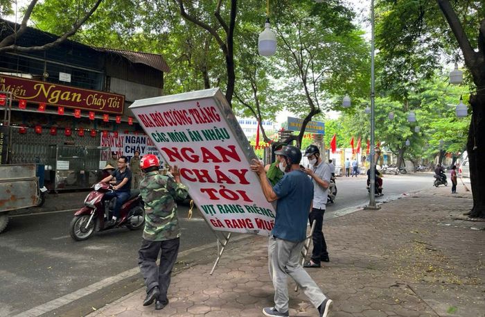 Lực lượng chức năng thu giữ các vật dụng lấn chiếm vỉa hè.