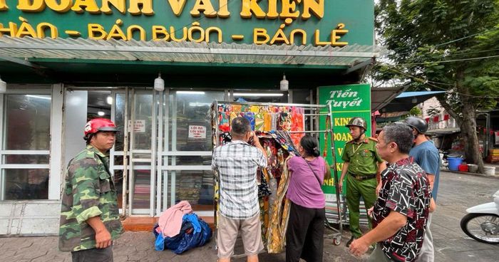 Các trường hợp lấn chiếm lòng đường, vỉa hè, không gian chung bị kiểm tra, xử lý.