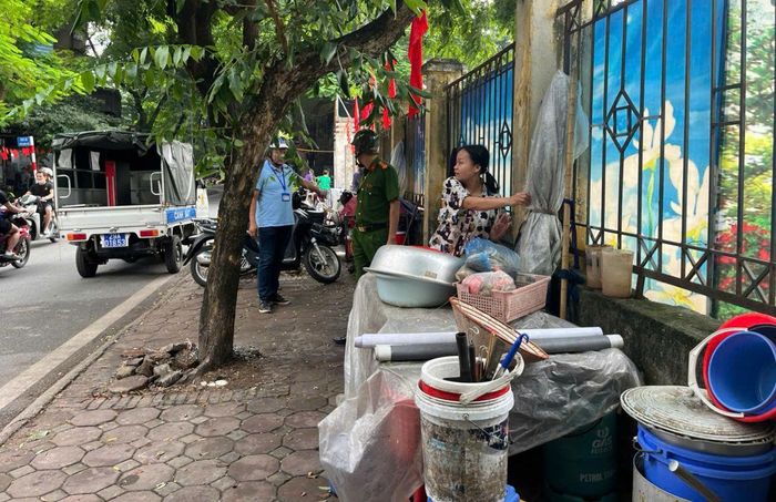 Hàng loạt trường hợp lấn chiếm vỉa hè làm nơi kinh doanh bị xử lý.