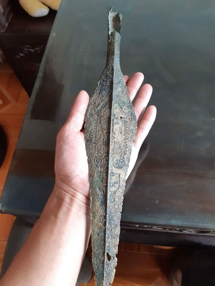 Hai mặt của lưỡi giáo đồng Đông Sơn vớt trên đoạn sông Kinh Thày, vùng ngã ba Đụn (Thủy Nguyên, Hải Phòng)