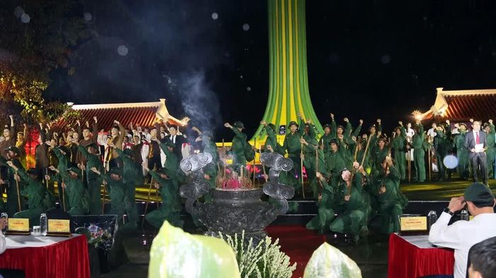 Một tiết mục biểu diễn tại chương trình “Lời tri ân - Dòng sông hoa lửa”